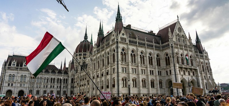 Hétfőn eldőlhet, mikor tárgyal a Parlament a státusztörvényről 