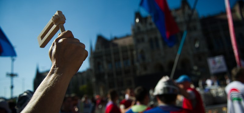 Erődemonstráció: A legnagyobb szakszervezetek is beálltak a tanárok mögé