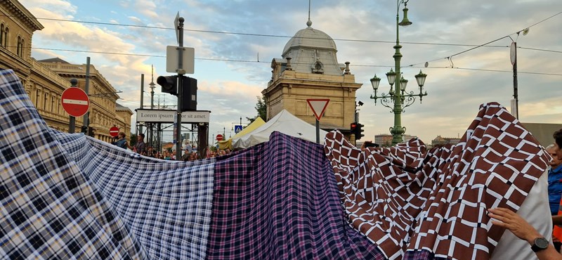 A Pedagógusok Szakszervezetének székházában is virrasztanak az oktatásért