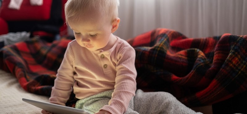 Aggasztó mennyi időt töltenek a képernyő előtt a másfél éves gyerekek