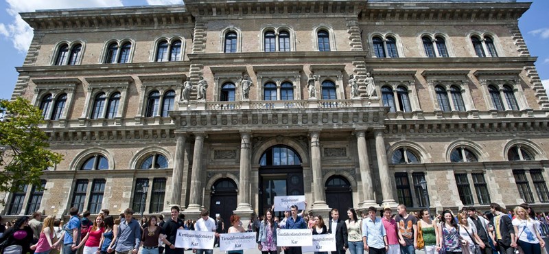 Élőlánccal tiltakoznak a hallgatók a Corvinuson tervezett elbocsátások ellen