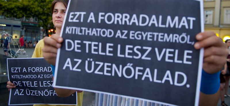 "Nem a felsőoktatást kellene izélgetni" - így tüntettek az egyetemisták a Corvinus előtt