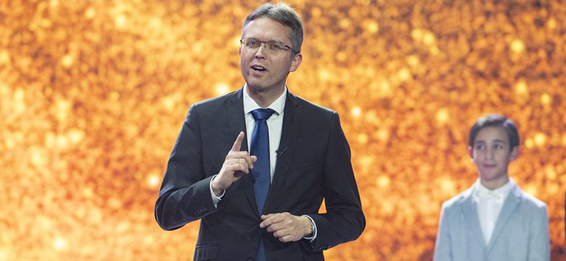 Hazaszeretetről, nemzeti ünnepekről és udvarláshoz énekelhető dalokkal teli könyvet kapnak a ballagók a kormánytól 