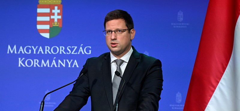 Így hozta rettentően kellemetlen helyzetbe Gulyást a kormányinfón Orbán Viktor a brüsszeli döntésével