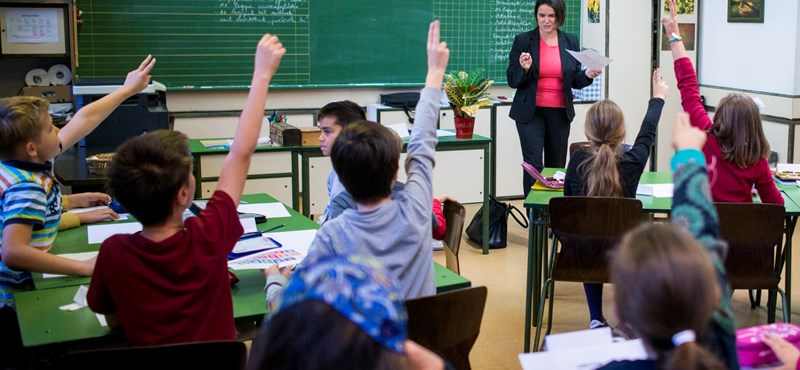 Rétvári Bence is reagált arra, hogy Novák Katalint januárban több száz gyerek fogadta Gyulán