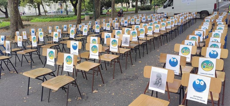 Üres székek hosszú sorával hívták fel a figyelmet az iskola nélkül maradt szegedi diákokra