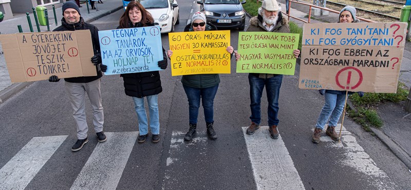 A Ferenciek terén már gyűjtik a kitöltetlen nemzeti konzultációs íveket