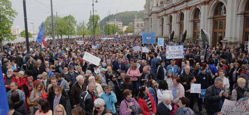 Több tízezren tüntettek a CEU mellett