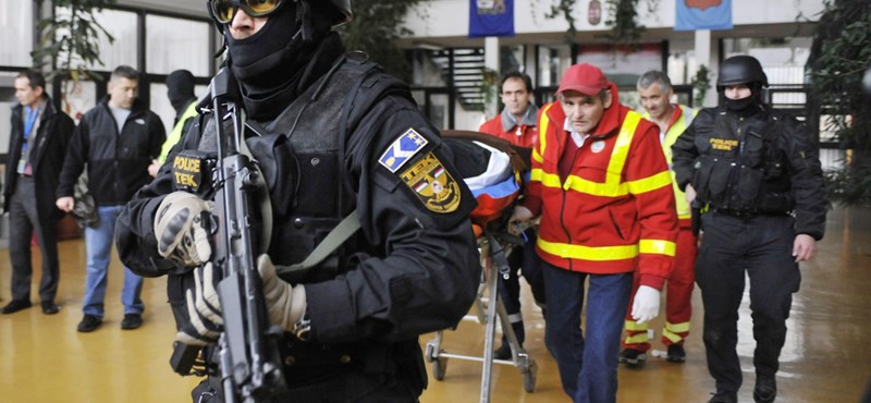 Egy kőbányai iskolát szálltak meg a terrorelhárítók