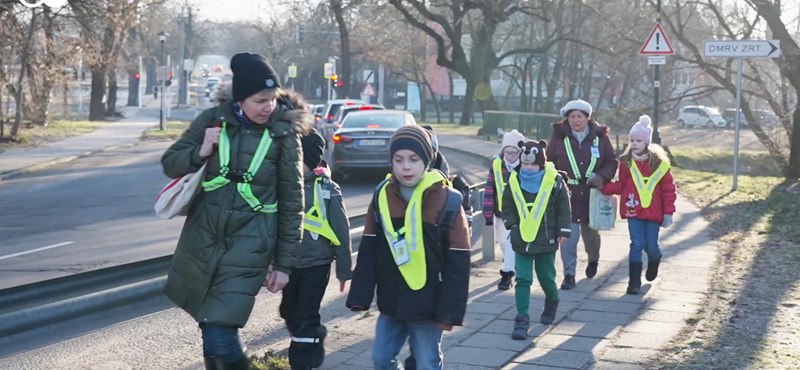 "Pedibusszal" járnak iskolába a gödöllői gyerekek