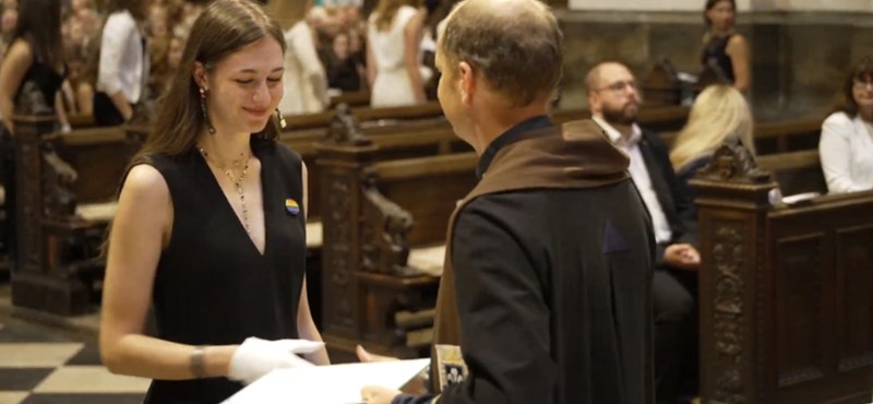 Diplomaosztójukon álltak ki a pázmányos pszichológushallgatók a fegyelmi eljárás alá vont tanáraik mellett
