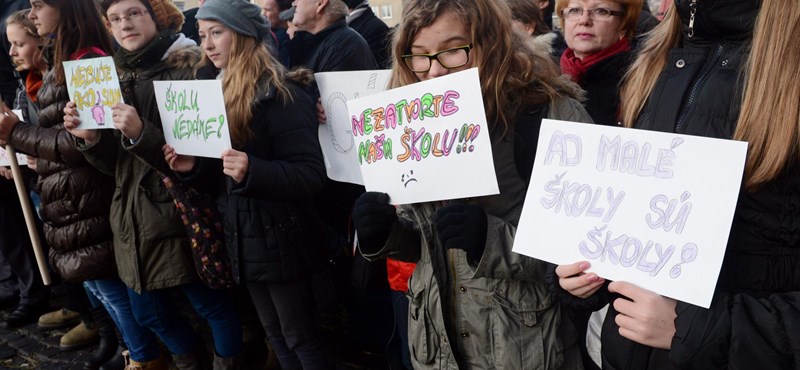 Több százan demonstráltak Pozsonyban a kisiskolák megmentéséért