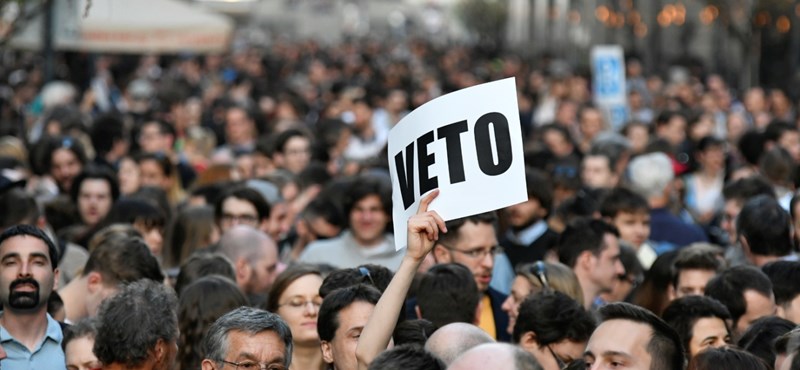 Dulakodás volt a Kossuth téren a CEU-s demonstráció után