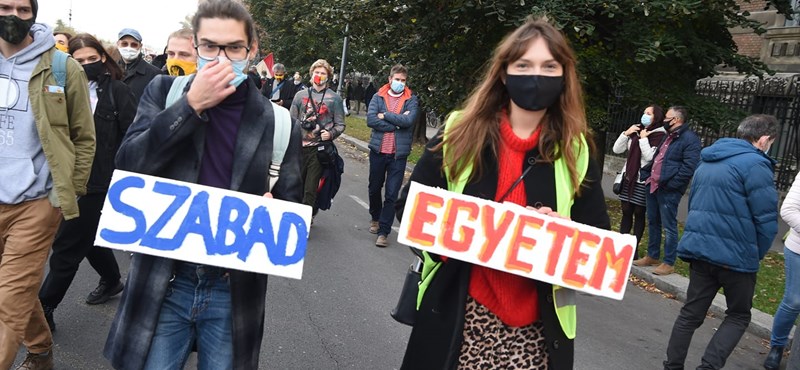 Több ezren vettek részt az SZFE mai tüntetésén