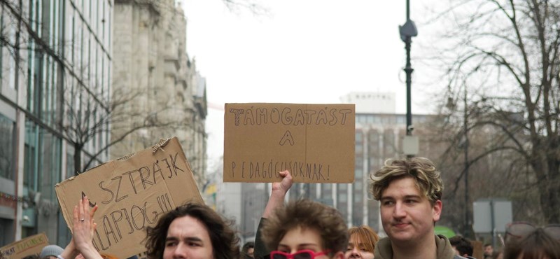 "Fizessétek ki a tanárainkat!" - több ezer diák tüntetett a Parlament előtt