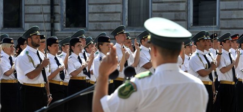 Messze a legmagasabb számok: mennyit keresnek a közszolgálati egyetem friss diplomásai?