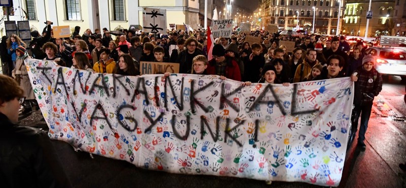 Szombat délután a Kossuth téren tüntetnek majd a tanárok, a mentősök is csatlakoznak hozzájuk