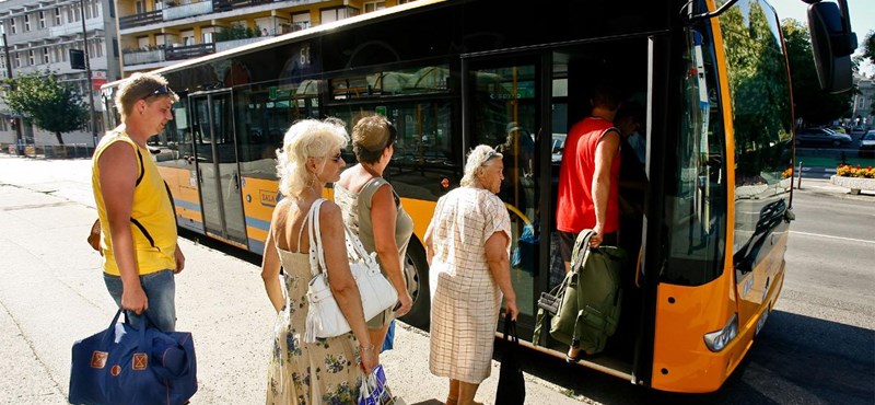 Nem lehet leszállítani a buszról az általános iskolás bliccelőket