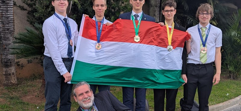 Nyolcszor hívták színpadra a magyar csapatot a Nemzetközi Mengyelejev Kémiai Diákolimpián Brazíliában