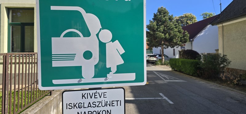 Újabb iskoláknál helyeztek ki "Puszi és Pá" táblákat