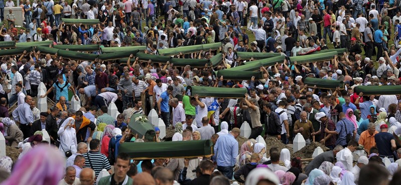 Betiltott több történelemkönyvet a szerb elnök, mert megemlítik a srebrenicai mészárlást