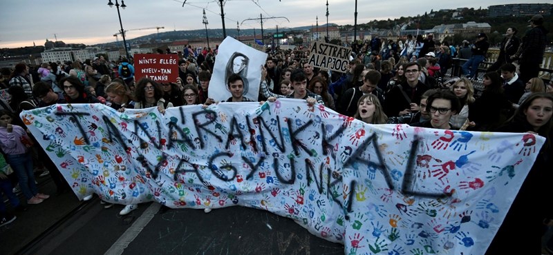 Demonstrációt szerveznek a nemzetközi pedagógusnapra a diákok és a tanárok