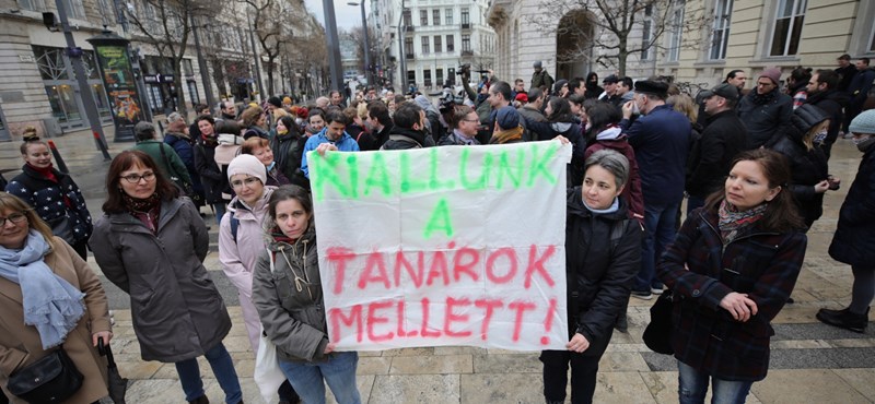 Már több mint hatezer volt diák állt ki a sztrájkjogért harcoló tanárok mellett, folyamatosan gyűlnek az aláírások