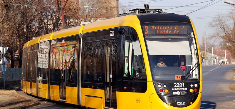 Fennakadt a villamossíneken egy autó Budapesten