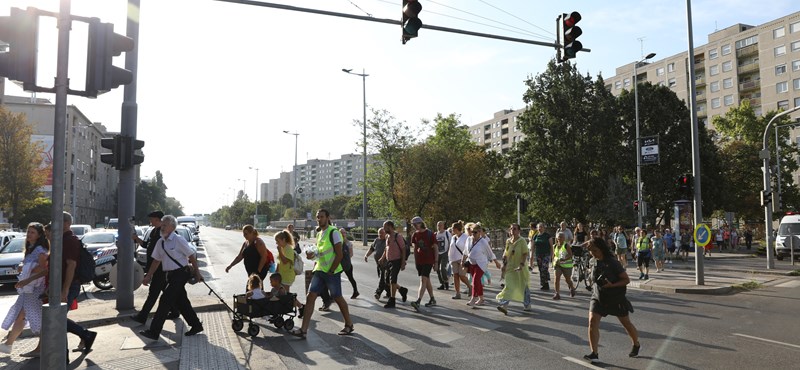 Újabb iskolai tüntetés: petícióval vonultak a diákok és szülők a főispánhoz