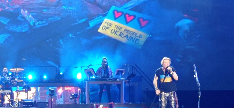 Guns N' Roses jugó la Guerra Civil de Puskas con la bandera de Ucrania, mostrando tanques y casas destruidos