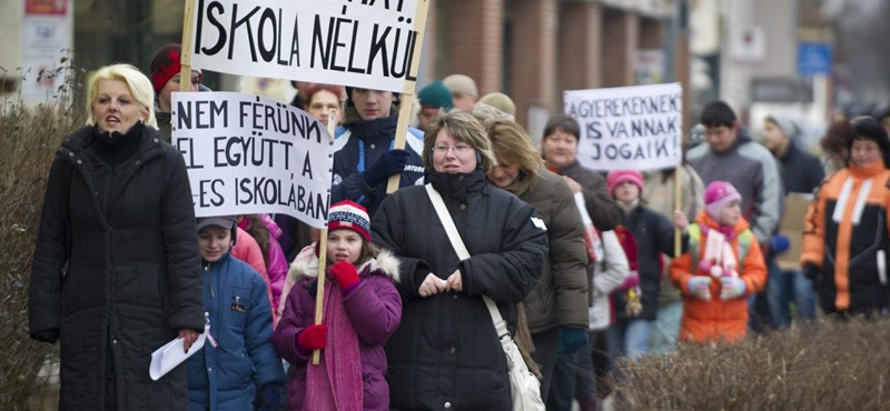 Képek: szülők és diákok tüntettek az iskolabezárások ellen Békéscsabán