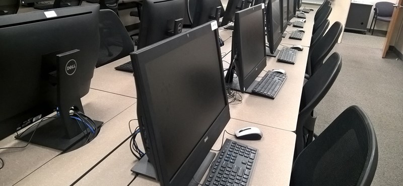 Informatikából érettségiznek hétfő délelőtt a diákok, de csak emelt szinten