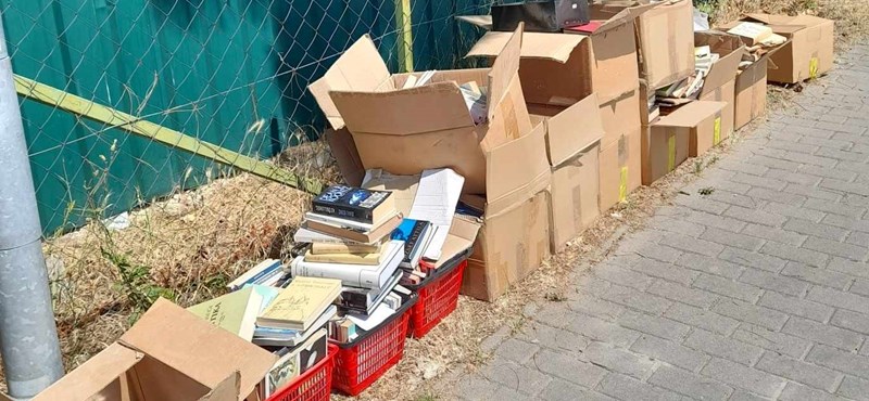 Budakeszi művelődési háza szemétnek nevezte az épület mellé lerakott könyveket