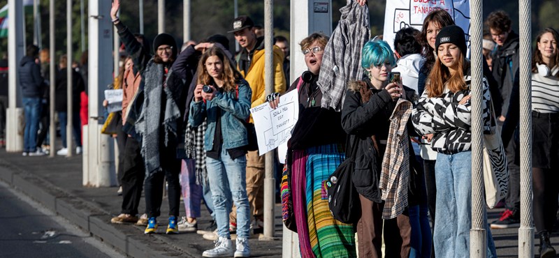 Miskolcról Budapestre menetelnek január elején a kirúgások ellen tiltakozó tanárok