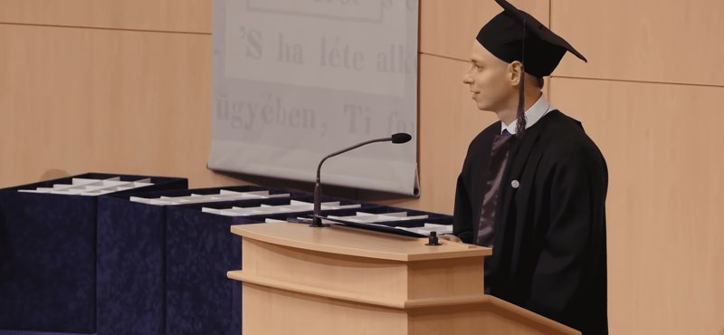 „Gyógyítsuk meg a rendszert is” – végzős orvostanhallgató erős kritikával illette a magyar egészségügyet a szegedi diplomaosztón