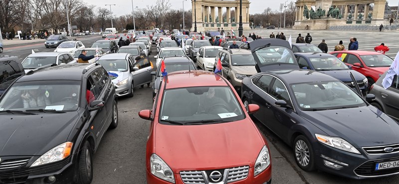 Fotók: elindult a Hősök teréről az autós demonstráció, amellyel a sztrájkoló tanárokat támogatják