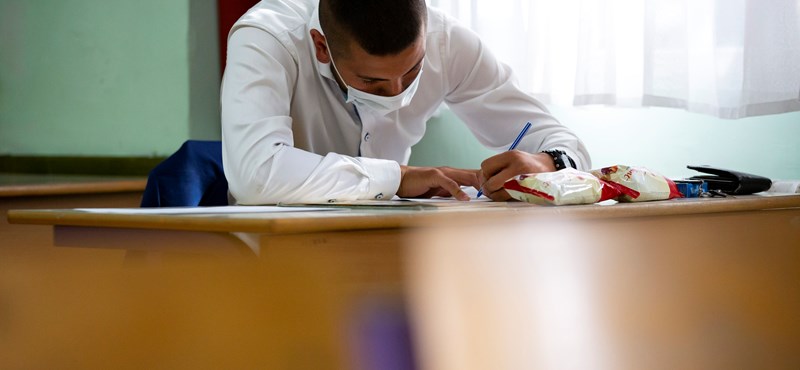 Egyre több egyetemen és iskolában kötelező a maszkviselés. Mit gondoltok erről? 