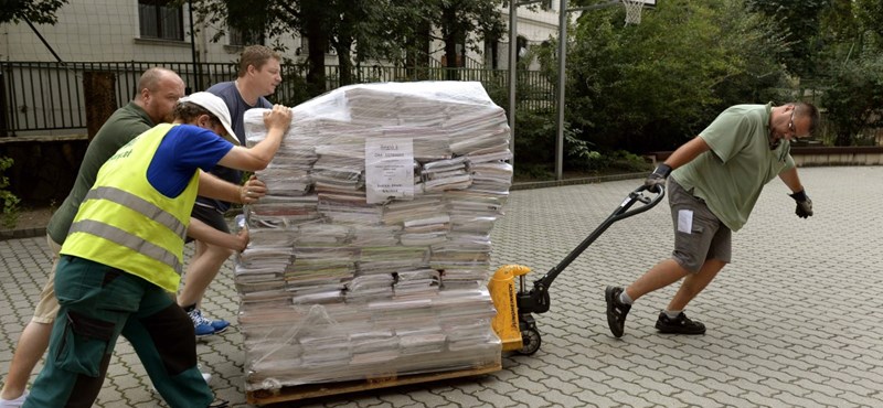 Ne sírd el magad, de már viszik az új tankönyveket az iskoládba