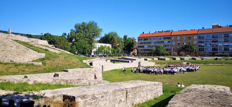 Nap képe lett az óbudai gimnázium évzárója: ókori romok között fejezték be a tanévet