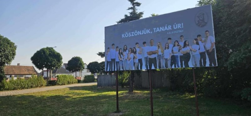 Óriásplakáton üzent volt tanárának egy szerencsi általános iskola ballagó osztálya