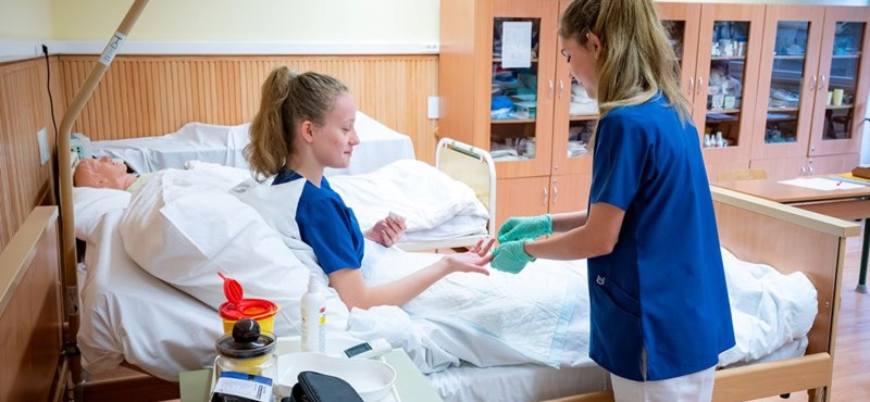 Nyolc helyett öt félév alatt szerezhetnek ápolói diplomát a technikumból érkezők a győri egyetemen