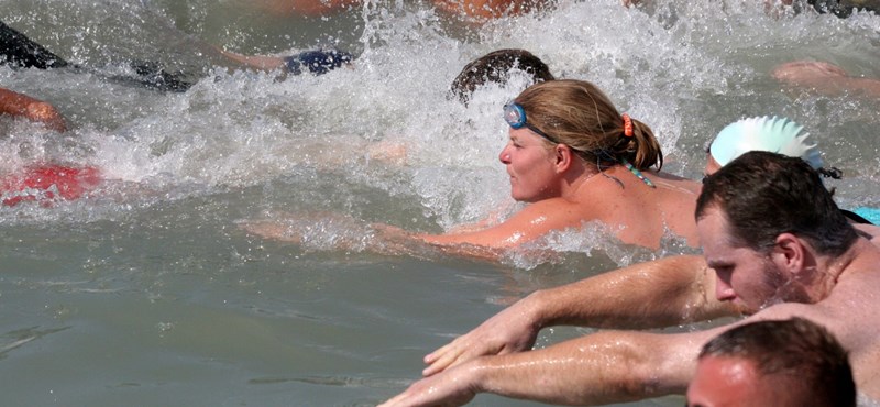 Rasszista plakáttal riogatják a strandoló gyerekeket