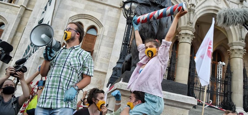 Színművészetisek a világsajtóban, piros-fehér szalagok az egyetem előtt