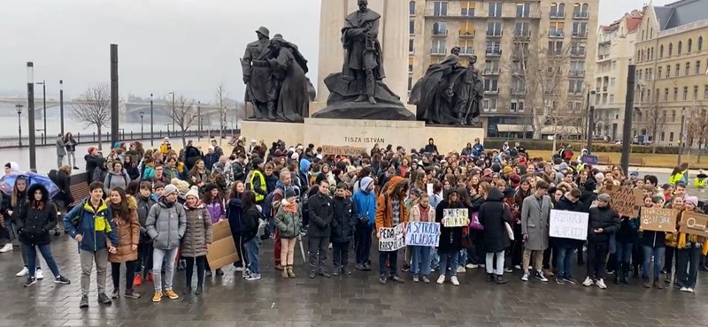 Már zajlanak az alternatív tanórák a Parlament mellett, több száz diák tart a Kossuth tér felé