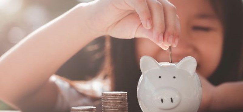 Játékoktól az első saját fizetésig – így segíthetik a szülők a gyerekeik pénzügyi tudatosságra nevelését