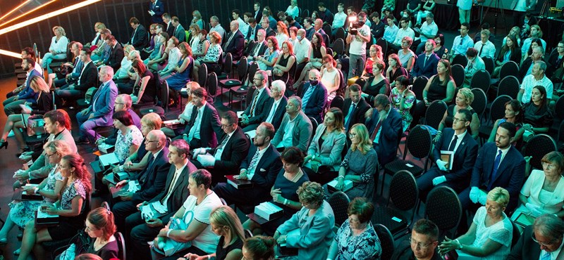 Se maszk, se social distance: képek egy díjátadóról 