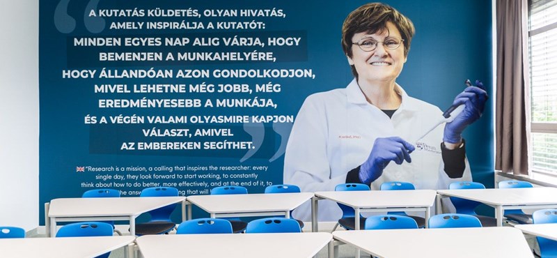 Hatalmas képen köszön vissza Karikó Katalin a Semmelweis Egyetem újonnan átadott tantermében 