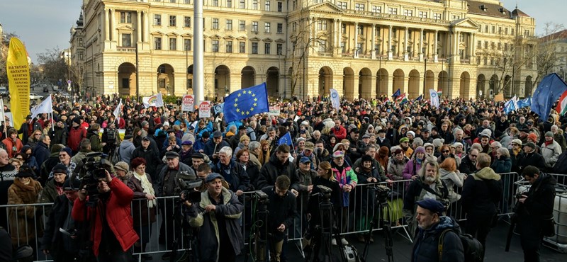 "Az a céljuk, hogy droidokat csináljanak belőlünk" - újra az oktatásért tüntettek a Kossuth téren