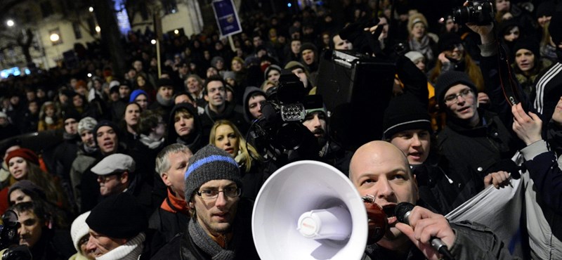 "Köszi a tandíjat" - tüntettek, hidat foglaltak, ülősztrájkoltak a diákok 2012-ben