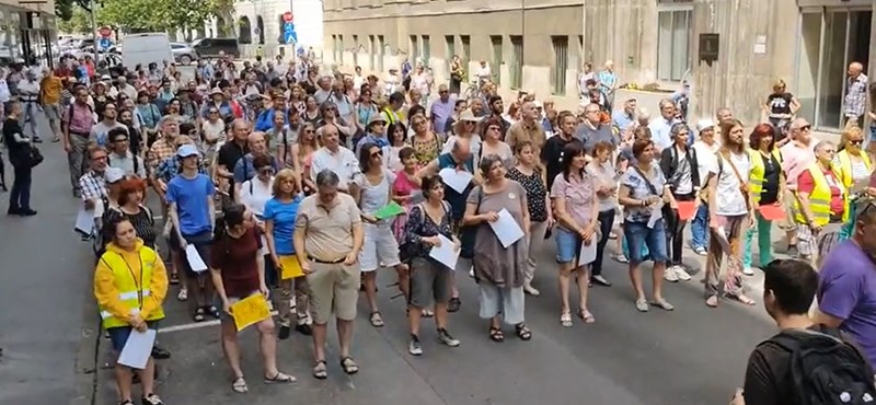 Száz pedagógus mutatta meg a minisztérium előtt, mekkora a baj az iskolákban és az óvodákban